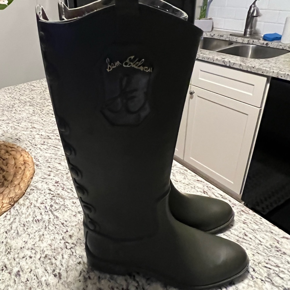 Hunter green rain boots - kind of snug on feet